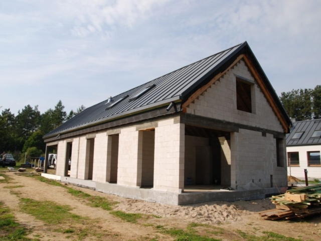 Dom jest już pokryty dachem, następnym etapem jest montaż okien i ocieplenie ścian.