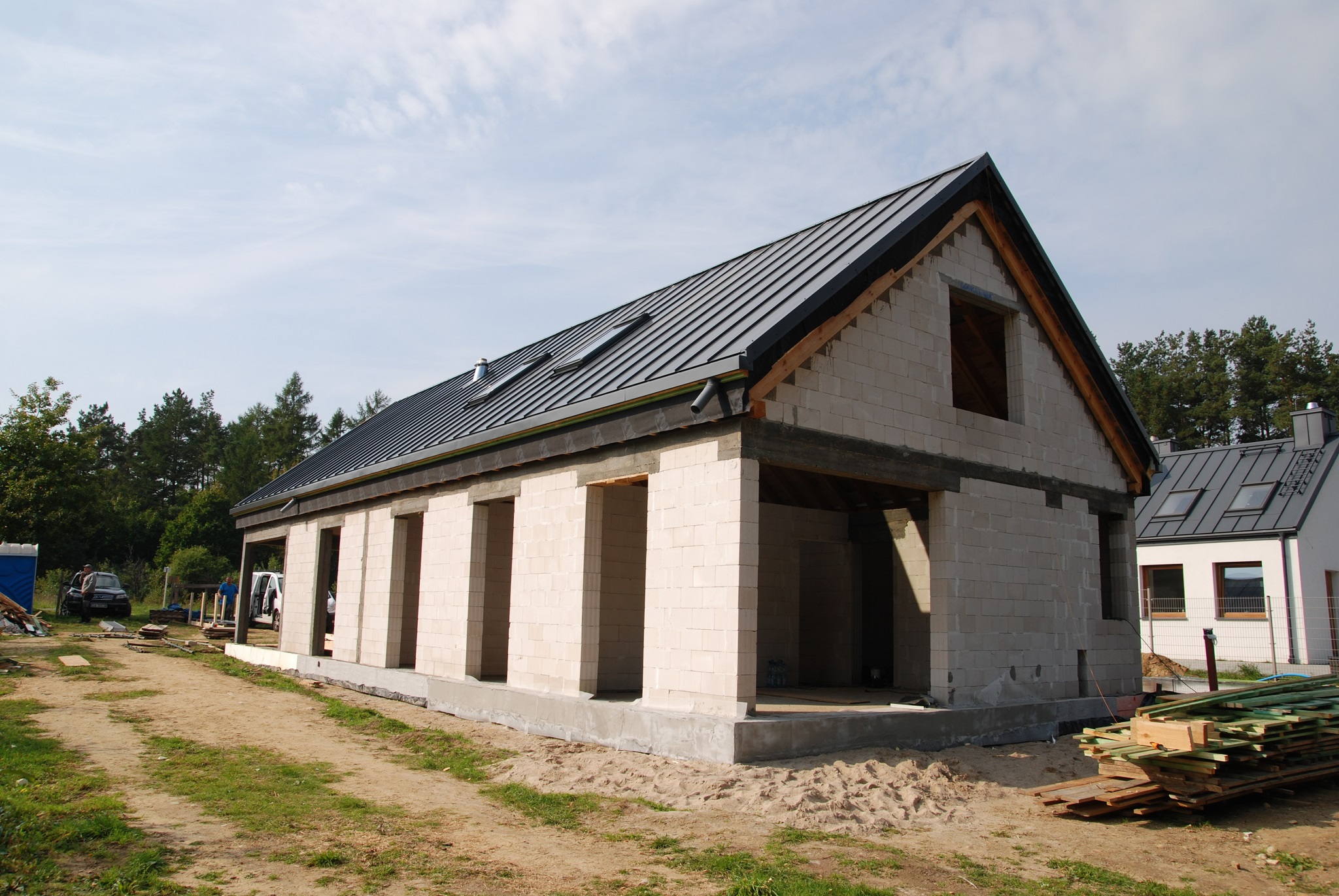 Dom jest już pokryty dachem, następnym etapem jest montaż okien i ocieplenie ścian.