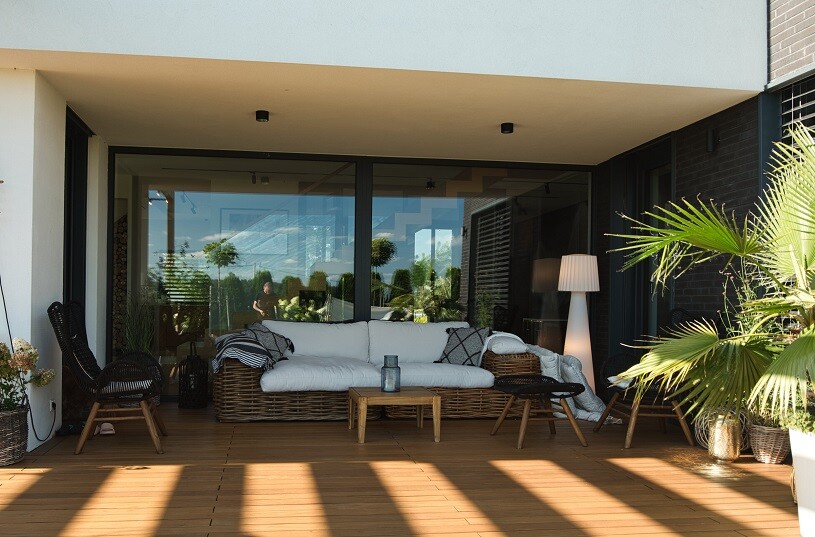 okno z dużymi szybami