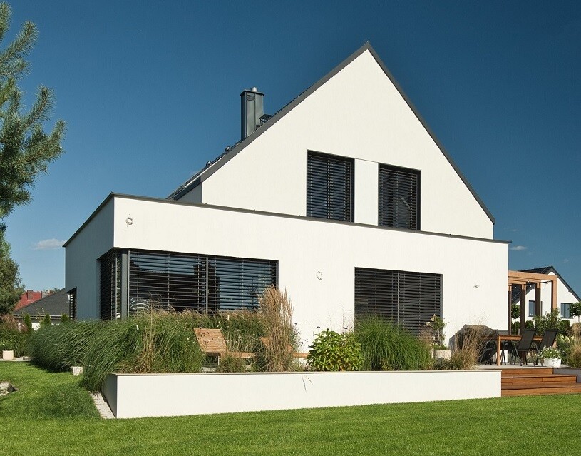 okna w domu jednorodzinnym z żaluzjami zewnętrznymi